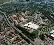 842936 Luchtfoto van de Kromhoutkazerne (Prins Hendriklaan 105) te Utrecht, uit het zuidwesten. Links de Waterlinieweg, ...